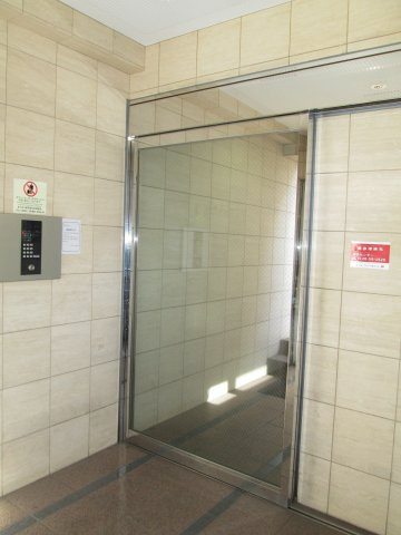 菱和パレス大森山王のエントランス
