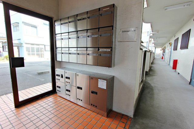 秋川グランドパレスの設備|集合ポストと宅配ボックス