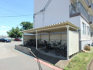 【その他共用部分】 | 棟の横にある駐輪場