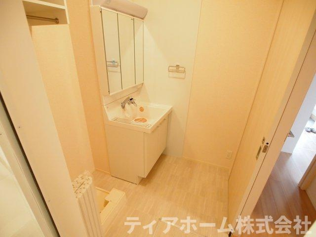 メゾンフルール トモ B棟の洗面所|忙しい朝には欠かせない洗面所です