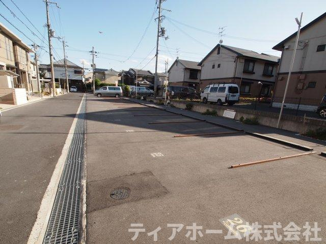 メゾンフルール トモ B棟の駐車場