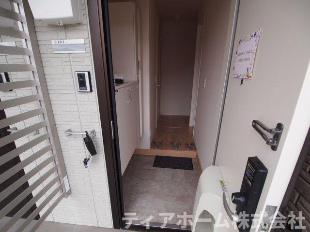 メゾンフルール トモ B棟の玄関|シンプルで使いやすい玄関です