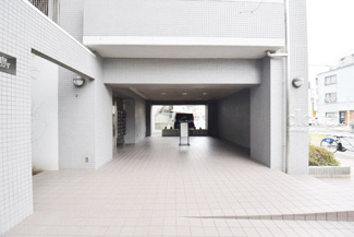 【エントランス】 | オートロックを備えた、マンションのエントランス。やはりセキュリティの観点は欠かすことができません。皆様を“安全”に送り出し、出迎えてくれます。～即日のご見学可能～　お問合せはお気軽にどうぞ。