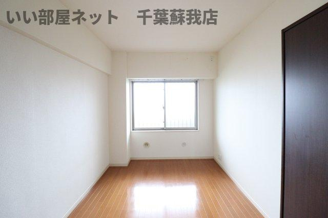 クイーンズレゾン末広の洋室|個人の部屋や寝室として使える洋室です