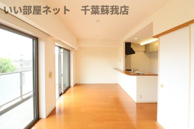 クイーンズレゾン末広の居間・リビング|使いやすいリビングです
