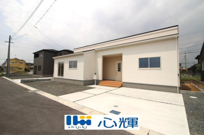 【外観】 | リーブルガーデン宇部市妻崎開作第二（２号棟） | 明るい日差しが差し込む現地。車もゆったり駐めることができます。ぜひ現地をご覧ください。
