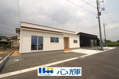 【前面道路含む現地写真】 | リーブルガーデン宇部市妻崎開作第二（２号棟） | 整備された道路に面する現地は、コミュニティー以外の方々の出入りも少なく、お車の出し入れも楽々です。
