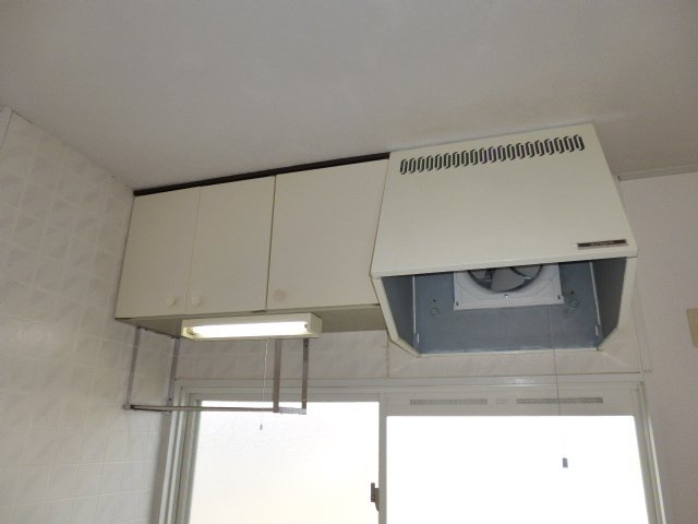 アブニール吉富Cのキッチン|キッチン上収納