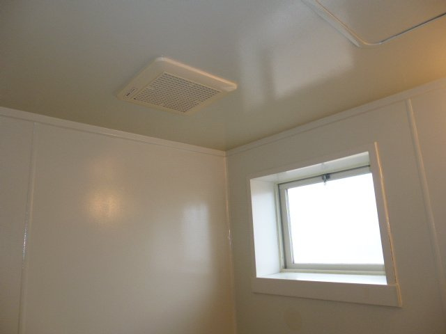 アブニール吉富Cの浴室|浴室窓・換気扇