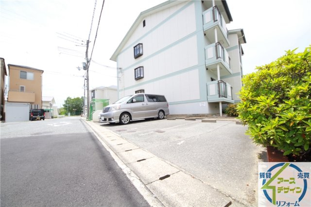 リバーグリーン藤村の駐車場