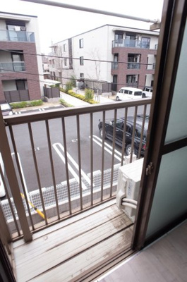 【バルコニー】 | コーポグリーン | バルコニーの前は駐車場になってまして、建物建つ心配なし！