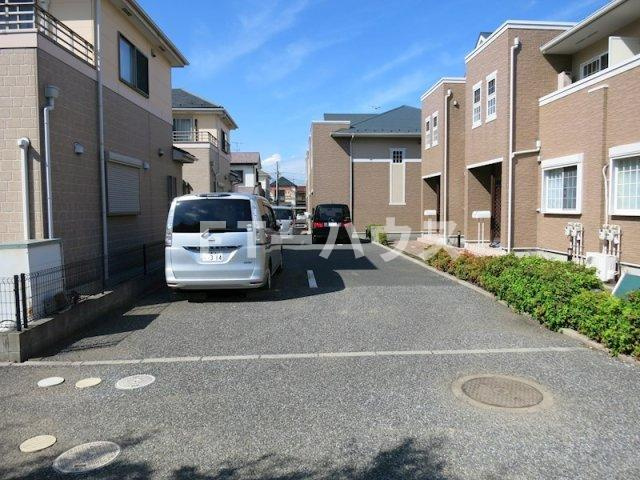 メゾンドベルⅡの駐車場