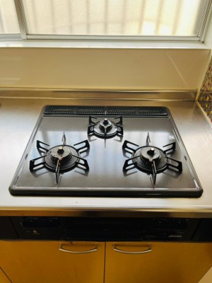 【キッチン】 | 鶴見区中茶屋１丁目中古戸建 | 三口コンロでお料理も効率的に進められますね♪