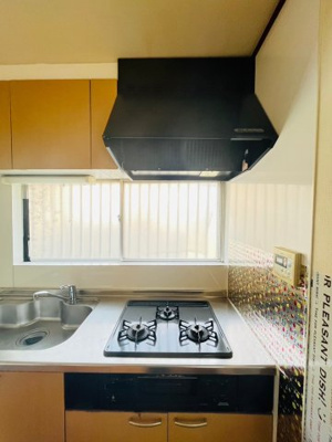 【キッチン】 | 鶴見区中茶屋１丁目中古戸建 | 正面に窓があり、陽光差し込む明るいキッチンです。