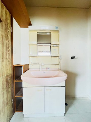 【洗面所】 | 鶴見区中茶屋１丁目中古戸建 | 日々の身支度に欠かせない独立洗面台。