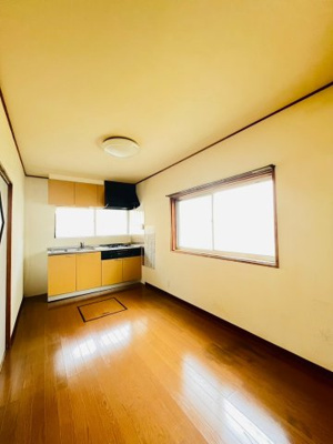 【キッチン】 | 鶴見区中茶屋１丁目中古戸建 | キッチン（約5.7帖）：窓が大きく採光良好です◎