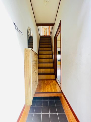 【玄関】 | 鶴見区中茶屋１丁目中古戸建 | 玄関正面には２階に続く階段がございます。