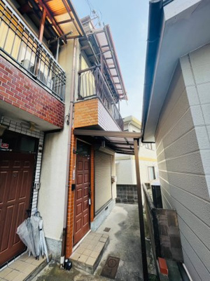 【前面道路含む現地写真】 | 鶴見区中茶屋１丁目中古戸建 | 建築基準法の道路に接道していない為、再建築不可となります。