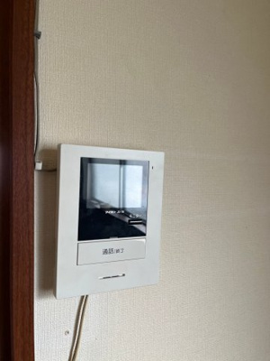 【防犯設備】 | 鶴見区中茶屋１丁目中古戸建 | 来訪者の顔が見えるモニタ付きのインターホン。
