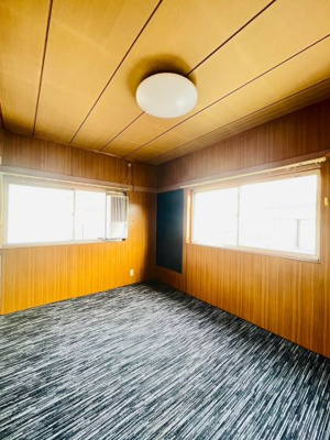 【洋室】 | 鶴見区中茶屋１丁目中古戸建 | 二面採光で明るいお部屋です。