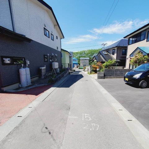 八戸市大字大久保字浜長根の前面道路含む現地写真