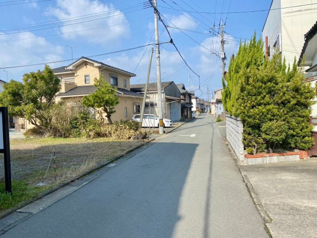 大川市大字酒見の中古一戸建の前面道路含む現地写真