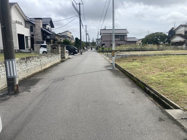 売地　平下平窪の前面道路含む現地写真