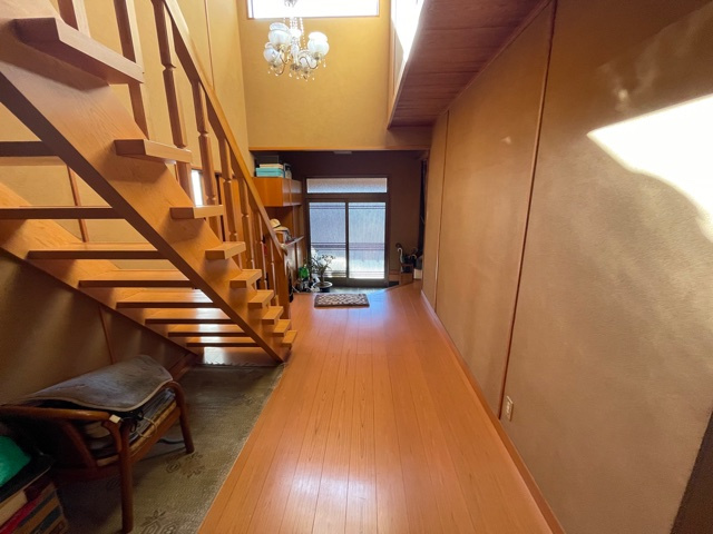 藤岡市藤岡　中古1600の内装|明るい室内です