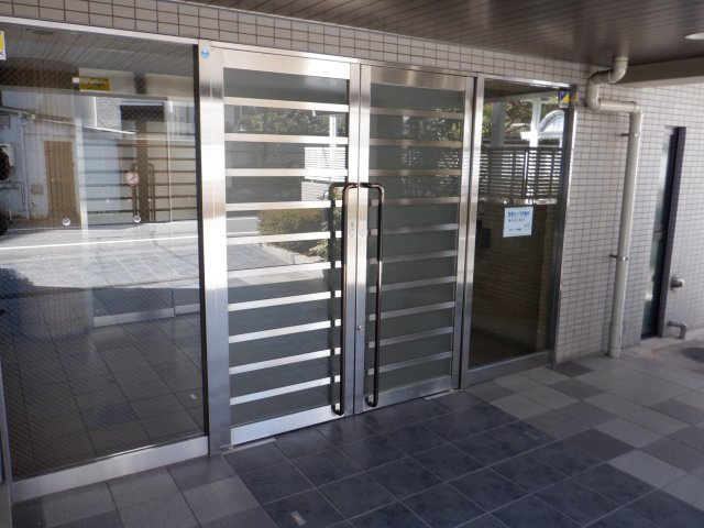 入谷サンハイツのエントランス