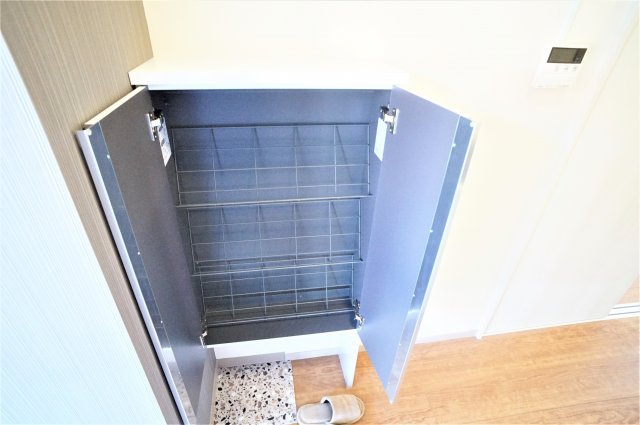 ヒカリマンションの設備|玄関のはシューズボックスもあり広く使えますよ