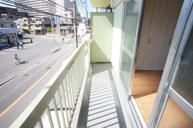 ヒカリマンションのバルコニー|日当たりの良いバルコニーは洗濯物も良く乾きますね