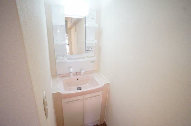 ヒカリマンションの独立洗面台|朝など便利なシャンプードレッサーです