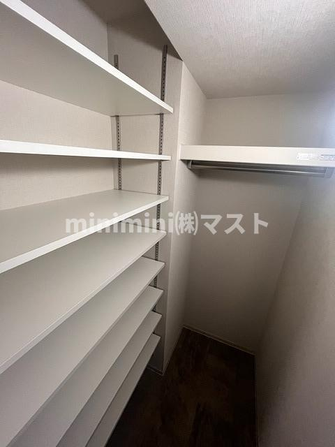 大阪市西区京町堀３丁目の賃貸マンションの収納|※各階フローリング、建具の色が少し異なります。