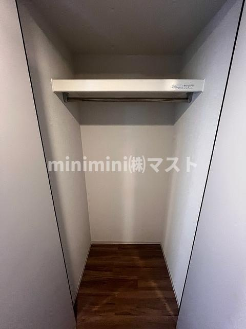大阪市西区京町堀３丁目の賃貸マンションの収納|※各階フローリング、建具の色が少し異なります。