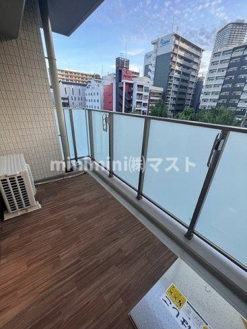 大阪市西区京町堀３丁目の賃貸マンションのバルコニー|※各階フローリング、建具の色が少し異なります。