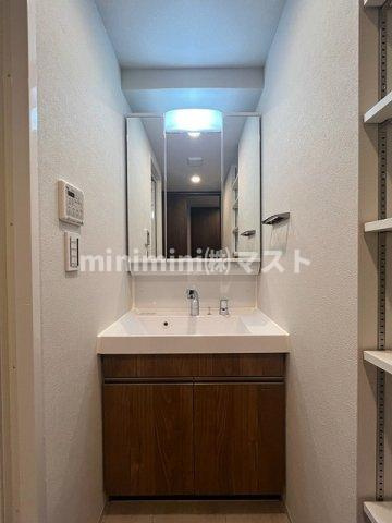 大阪市西区京町堀３丁目の賃貸マンションの洗面所|※各階フローリング、建具の色が少し異なります。