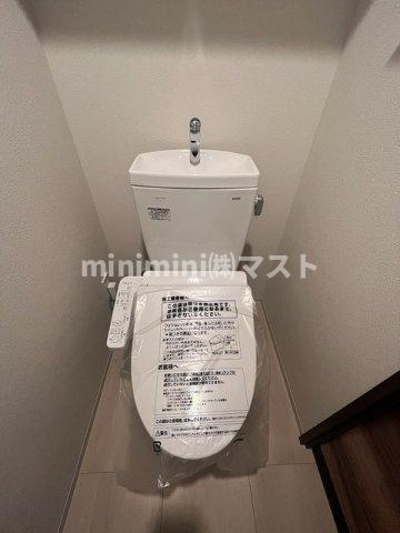 大阪市西区京町堀３丁目の賃貸マンションのトイレ|※各階フローリング、建具の色が少し異なります。