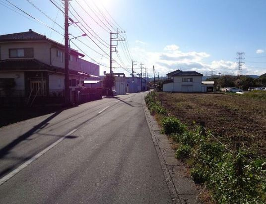 【土地】坂戸市多和目建築条件無し売地の前面道路含む現地写真|南7ｍ公道で車の出し入れも楽々！