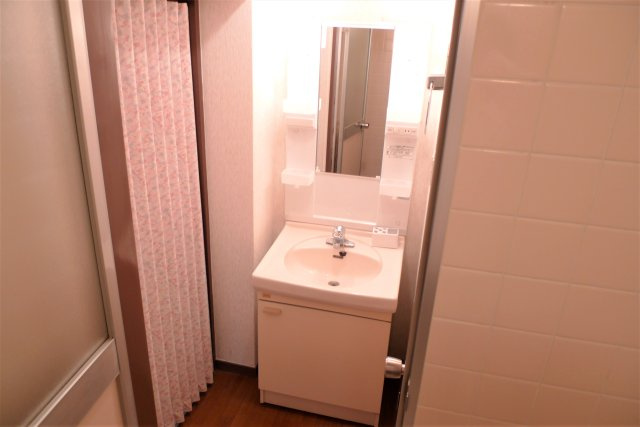 第１仲村マンションの独立洗面台|洋室もとてもキレイです