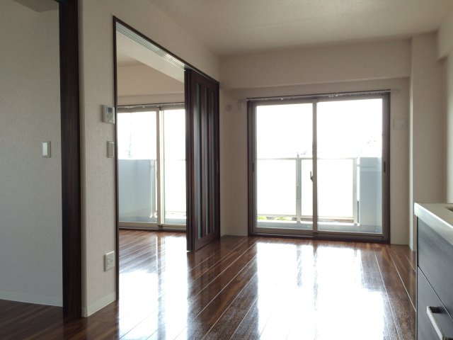 エグゼ神宮前の居間・リビング|南向きで日当たり良好！