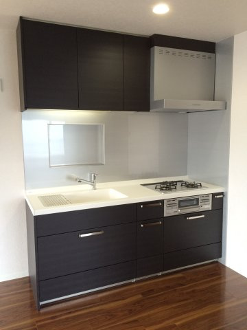 エグゼ神宮前のキッチン|３口ガスコンロの対面キッチン