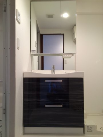 エグゼ神宮前の内装|大きな鏡付き独立洗面化粧台