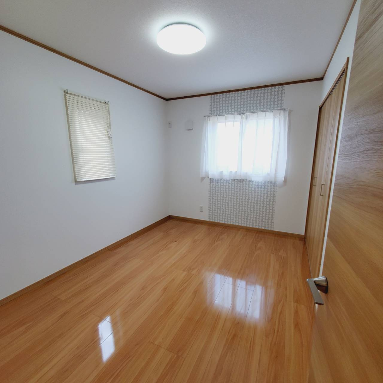 八戸市石堂３丁目の洋室