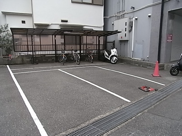 ウィステリア青木の駐車場