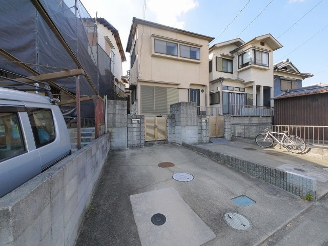 外川町戸建の駐車場