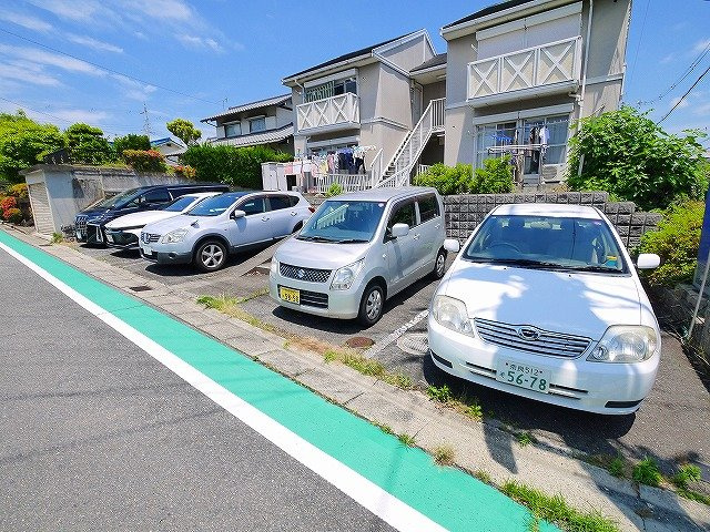 プレミール月見ヶ丘の駐車場