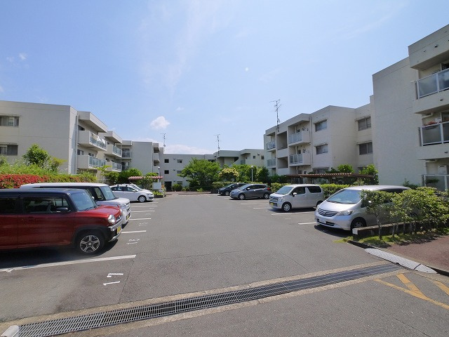 帝塚山ローレルコートの駐車場