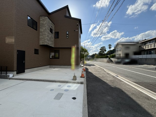 広島市安佐南区高取北１丁目の中古一戸建の前面道路含む現地写真