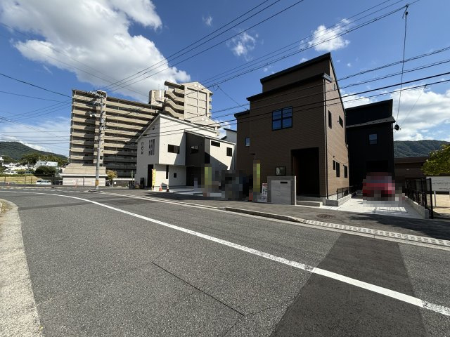広島市安佐南区高取北１丁目の中古一戸建の前面道路含む現地写真