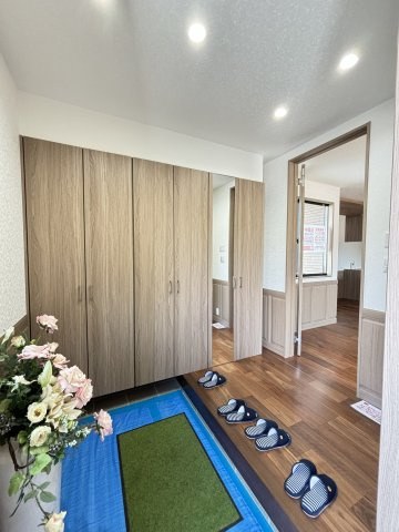 広島市安佐南区高取北１丁目の中古一戸建の玄関